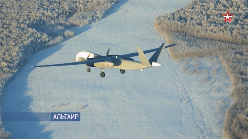 Để nhấc được chiếc Altius bay lên, Altius được trang bị 2 động cơ cánh quạt, công suất khoảng 500 mã lực/chiếc. Thân máy bay được chế tạo hoàn toàn bằng vật liệu composite với công nghệ của máy bay tàng hình giúp giảm trọng lượng, tăng độ bền và khả năng hoạt động bí mật.