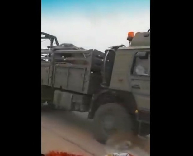 Trong đoạn video được tài khoản Twitter của nhà quan sát Last Defender đăng tải, có thể dễ dàng nhận thấy những xe tải hạng nặng của Thổ Nhĩ Kỳ đang tiến vào tỉnh Idlib với những thành phần của tổ hợp phòng không MIM-23 Hawk.