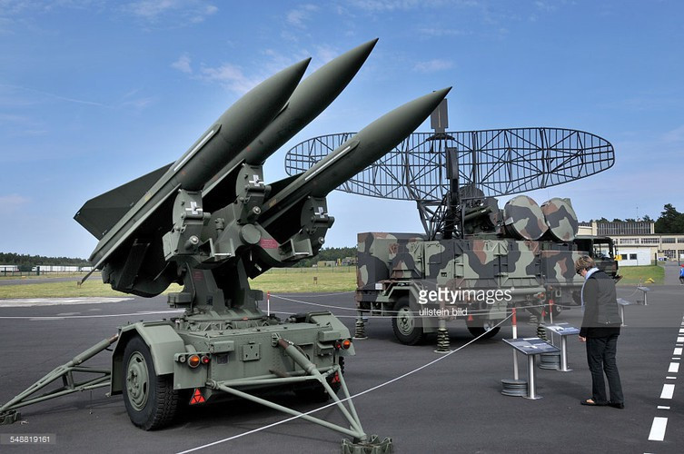 Tổ hợp MIM-23 Hawk thường được trang bị 4 đài radar bắt mục tiêu - dẫn đường tên lửa, 6 bệ phóng (3 đạn tên lửa trên mỗi bệ) và một số thành phần hỗ trợ khác.