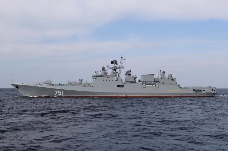 Theo thông báo mới nhất, không chỉ tiến hành giám sát, các chiến hạm Nga còn tổ chức một cuộc diễn tập bắn đạn thật với tên lửa hành trình Kalibr để "biểu dương lực lượng".