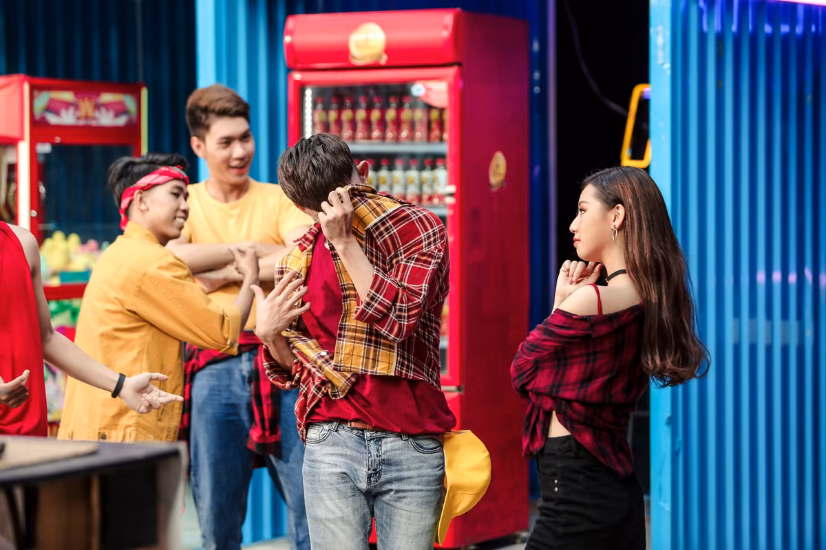 Amee qua nong bong khien Kay Tran lien tuc “tha thinh” trong MV pho hang nong-Hinh-4