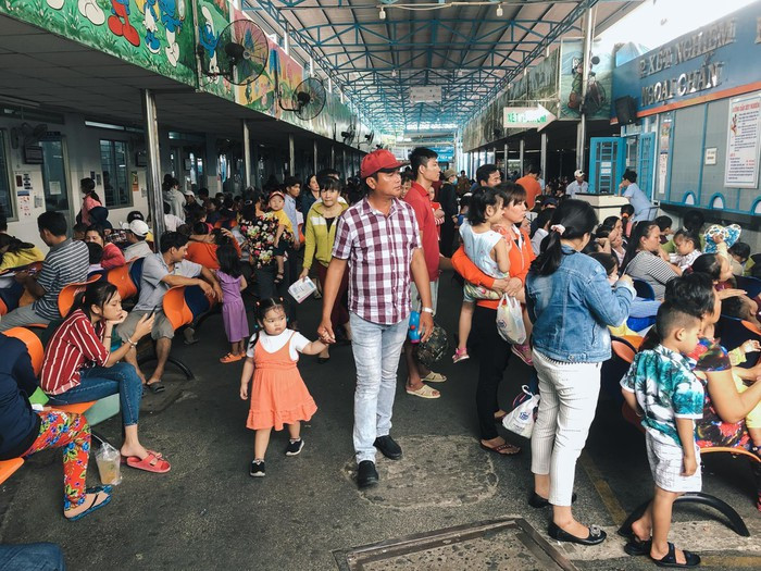 Nắng nóng kéo dài, bệnh viện ở Sài Gòn đông nghịt - Hình 2 Nang nong keo dai, benh vien o Sai Gon dong nghit-Hinh-2