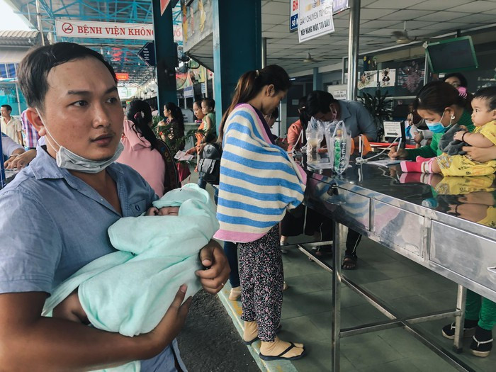 Nắng nóng kéo dài, bệnh viện ở Sài Gòn đông nghịt - Hình 3 Nang nong keo dai, benh vien o Sai Gon dong nghit-Hinh-3