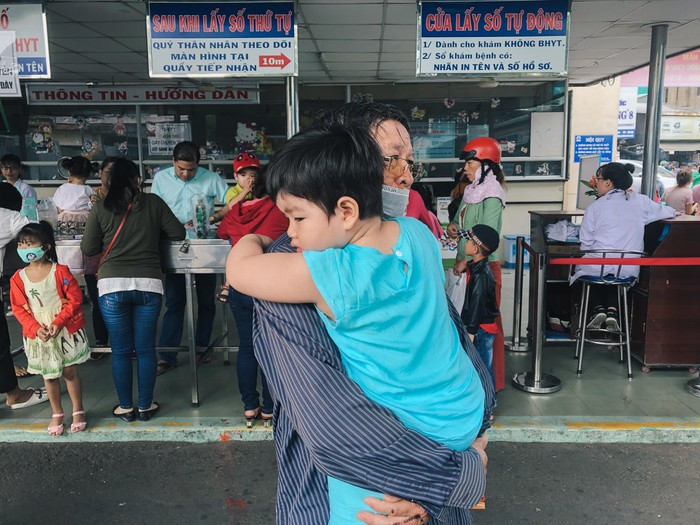 Nắng nóng kéo dài, bệnh viện ở Sài Gòn đông nghịt - Hình 4 Nang nong keo dai, benh vien o Sai Gon dong nghit-Hinh-4