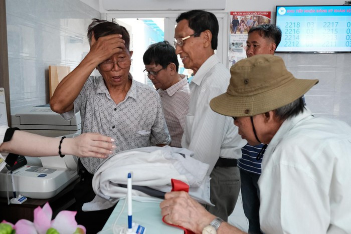 Nắng nóng kéo dài, bệnh viện ở Sài Gòn đông nghịt - Hình 10 Nang nong keo dai, benh vien o Sai Gon dong nghit-Hinh-10