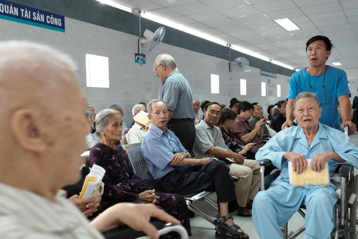 Nắng nóng kéo dài, bệnh viện ở Sài Gòn đông nghịt - Hình 11 Nang nong keo dai, benh vien o Sai Gon dong nghit-Hinh-11