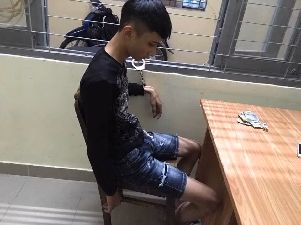 Nguoi Sai Gon “man nhan” xem thanh nien bat gon 2 ke cuop duong-Hinh-2