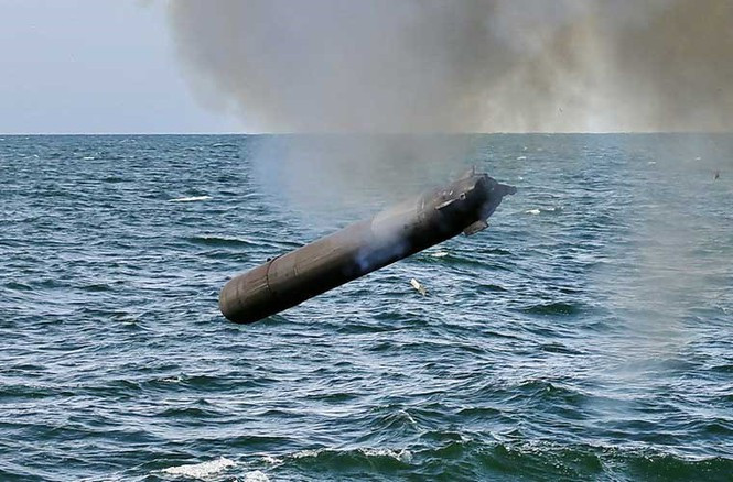 Trong khi đó, hệ thống phòng không tầm trung Redut với 32 đạn tên lửa 9M96E/M hoặc 9M100 và hai bệ pháo phòng không AK-630M sẽ được giao nhiệm vụ tiêu diệt mục tiêu trên không là máy bay trực thăng bay/máy bay chiến đấu bay thấp hoặc tên lửa hành trình chống hạm của đối phương. Ngoài ra Tàu hộ vệ Project 20381 Boiky trang bị hai bệ phóng ngư lôi, mỗi bệ 4 ống phóng chứa ngư lôi dẫn đường cỡ 330mm. Trong ảnh, quả ngư lôi 330mm đang lao xuống mặt nước tiến về mục tiêu.