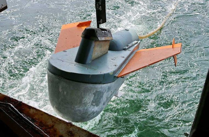 Trong hoạt động tác chiến chống ngầm, do được trang bị hệ thống trinh sát sonar hiện đại cùng hệ thống định vị thủy âm kéo rê phía đuôi tàu nên tàu.