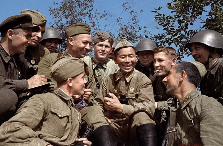 Semyon Nomokonov (ngồi giữa) một trong những tay súng bắn tỉa huyền thoại của Liên Xô trong Chiến tranh Thế giới thứ II cùng những đồng đội của mình. Số quân địch bị Nomokonov bắn hạ là 367.