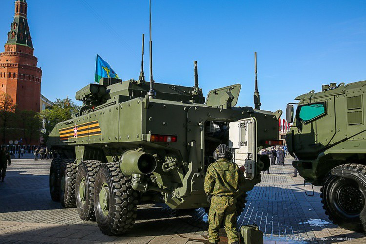 Duy trì sức cơ động cho chiếc xe bọc thép nặng hơn 20 tấn này là một động cơ diesel tăng áp có công suất 500 mã lực, cho vận tốc tối đa 95 km/h trên đường tốt và 15 km/h khi bơi, tầm hoạt động 600 km.