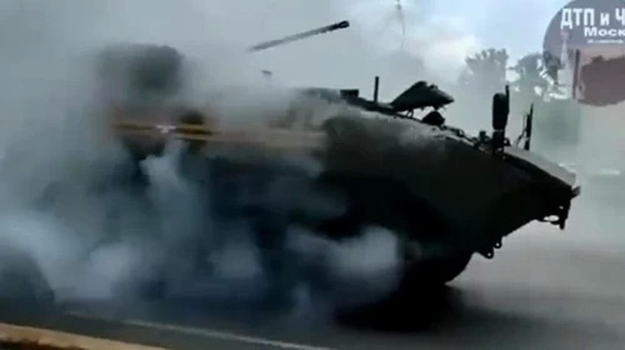 Tuy nhiên sự cố hy hữu đã xảy ra với một chiếc APC, khi nó bốc khói mù mịt bởi nguyên nhân chưa xác định, nhiều người có mặt tại sự kiện đã nhanh tay ghi lại khoảnh khắc trên.