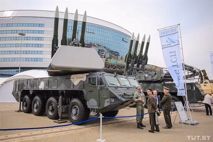 Tuyên bố như vậy đặt ra nhiều câu hỏi, bởi vì trong thời gian gần đây một số lượng lớn vũ khí mới đã thực sự xuất hiện trong trang bị của quân đội Belarus.