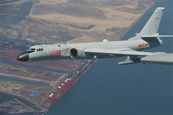 Bên cạnh đó, các máy bay ném bom chiến lược của Trung Quốc có thể bay tuần tra tầm cao ở cự ly cách mục tiêu 50km để phòng ngừa khả năng bị pháo và vũ khí phòng không cá nhân phát hiện và tấn công, sau đó sử dụng radar khẩu độ mở tổng hợp quét mục tiêu trong phạm vi 200km để dẫn đường và ném bom tấn công.