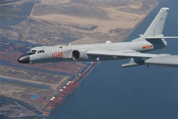 Bên cạnh đó, các máy bay ném bom chiến lược của Trung Quốc có thể bay tuần tra tầm cao ở cự ly cách mục tiêu 50km để phòng ngừa khả năng bị pháo và vũ khí phòng không cá nhân phát hiện và tấn công, sau đó sử dụng radar khẩu độ mở tổng hợp quét mục tiêu trong phạm vi 200km để dẫn đường và ném bom tấn công.