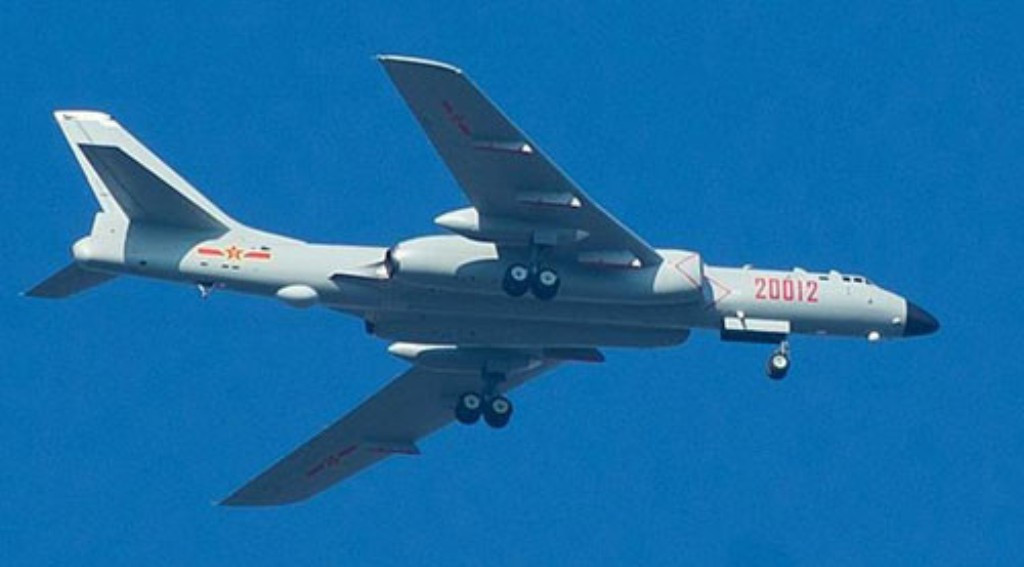 Tuy nhiên, do máy bay ném bom chiến lược kiểu mới của Trung Quốc có yêu cầu đối với hành trình bị rút ngắn, trên cơ sở tiếp thu thiết kế B-2, có thể sử dụng vật liệu tàng hình tiên tiến hơn, thể tích thân máy bay cũng nhỏ hơn, tạo ra RCS ưu việt hơn so với B-2 từ 3 - 4 lần.