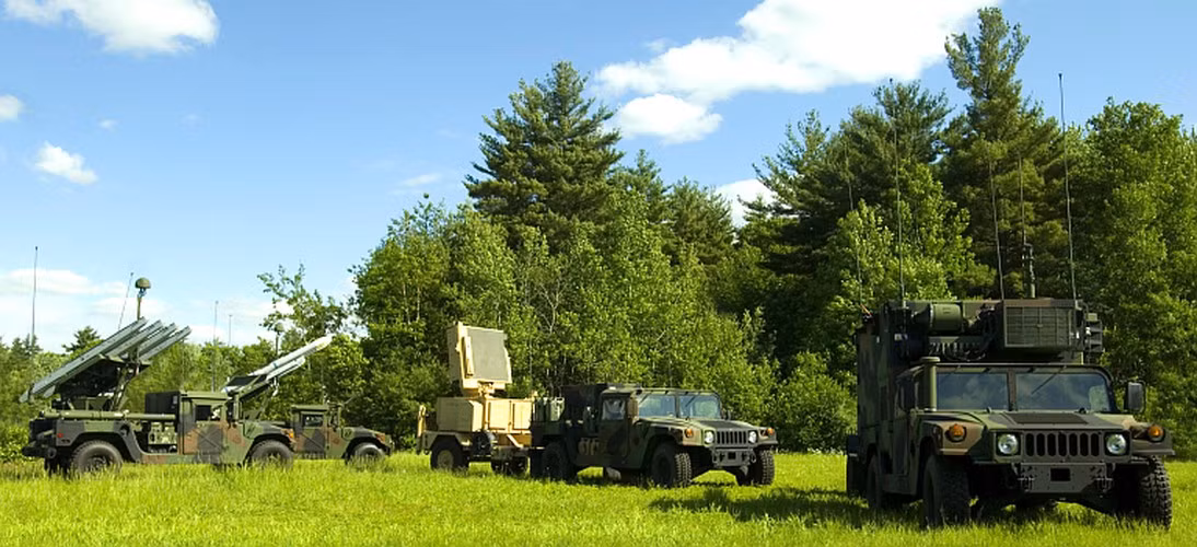 Biến thể NASAMS do Na Uy sản xuất gồm 6 tên lửa AIM-120 chứa trong các ống phóng kín kiêm container bảo quản, bệ phóng của NASAMS có thể đặt cố định hoặc trên khung xe tải bọc thép.