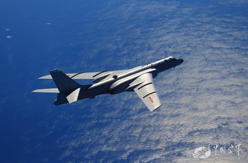 Bên cạnh đó, do máy bay ném bom chiến lược của Trung Quốc có nhiệm vụ tấn công các mục tiêu bên sâu trong hậu phương của quân địch, nên chỉ huy điều khiển chỉ có thể dựa vào đường truyền vệ tinh. Chính vì vậy, Trung Quốc đã xây dựng đường truyền số chuyên dụng tốc độ cao để truyền kết quả trinh sát của các phương tiện trinh sát khác về cho máy bay ném bom. Ngoài ra, máy bay ném bom còn có khả năng phối hợp với các phương tiện tác chiến khác như J-20 mới có thể phát huy tốt hơn vai trò trong tác chiến. Video Máy bay Trung Quốc hạ cánh khẩn cấp vì bị thủng một lỗ lớn - Nguồn: VTC14