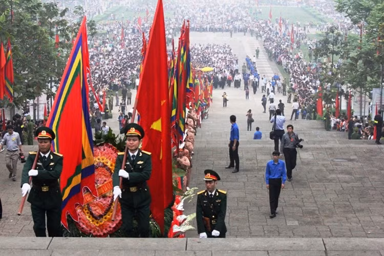 9. Biển người hỗn loạn kẹt cứng đường lên đền Hùng . Đúng 7h30 sáng 16/4 (10/3 âm lịch), tại đỉnh núi Nghĩa Lĩnh (Khu di tích lịch sử đền Hùng, Phú Thọ), Tổng Bí thư Nguyễn Phú Trọng, ông Nguyễn Văn Bình, Trưởng ban Kinh tế Trung ương, các vị lãnh đạo Bộ, ngành Trung ương, lãnh đạo tỉnh Phú Thọ đã thành kính dâng hương tưởng nhớ các vị vua Hùng nhân ngày giỗ tổ Hùng Vương 10/3. Hàng trăm nghìn người tập trung dưới chân núi Nghĩa Lĩnh, dân gian vẫn gọi là núi Hùng, để chờ lên đền thắp hương. Khi hàng rào được mở, hàng trăm nghìn người ùa lên núi Nghĩa Lĩnh để bái Tổ Hùng Vương gây nên cảnh chen lấn, hỗn loạn.