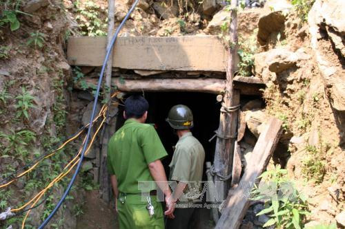 2. Vụ 4 phu vàng chết ngạt ở Quảng Nam: Khởi tố, bắt giam 4 bị can Khoảng 17h ngày 12/4, một nhóm thanh niên 7 người khai thác vàng trái phép cho nổ mìn tại một hầm vàng thuộc thôn Dung. Sau khi nổ mìn, ôxy trong hầm bị đốt cháy, các phu vàng không biết nên đã đu dây xuống hầm. Hậu quả, 4 phu vàng bị ngạt khí độc tử vong, trong đó có 3 phu vàng là anh em ruột. Đến chiều 15/4, Cơ quan CSĐT Công an tỉnh Quảng Nam đã tống đạt quyết định khởi tố vụ án, khởi tố bị can và bắt tạm giam 4 người liên quan.