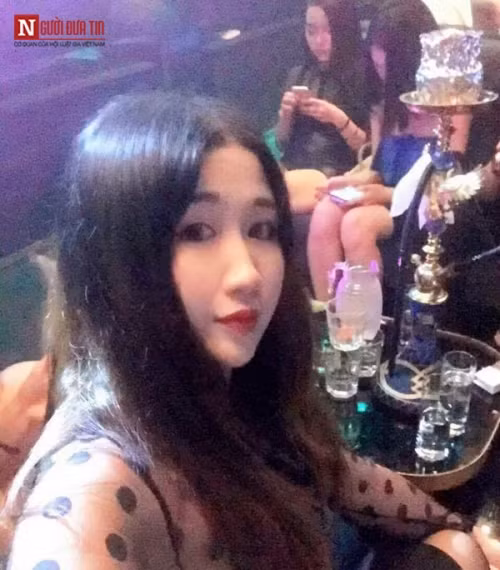 Công việc của những bạn “chim mồi, giả khách” chủ yếu là lên bar ăn mặc đẹp, trang điểm đẹp, nếu có hội với nhau càng vui.