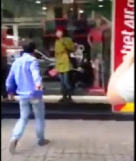 Một người đàn ông không giấu nổi sự tức giận.