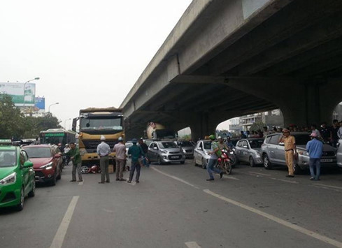 13. Xe tải cán chết người phụ nữ ngay cổng bến xe Mỹ Đình Khoảng 13h30 ngày 15/4, tại ngã tư Phạm Hùng – Tôn Thất Thuyết (Cầu Giấy, Hà Nội), một người phụ nữ điều khiển xe máy chạy theo hướng Phạm Hùng về cầu vượt Mai Dịch. Khi đến ngã tư trước cửa bến xe Mỹ Đình thì người này đứng chờ đèn đỏ. Trong quá trình đứng chờ, người phụ nữ này đã điều khiển xe máy lấn sang trước đầu xe tải BKS 29C-46.222. Hậu quả, xe tải đã cuốn người phụ nữ và xe máy vào gầm khiến nạn nhân tử vong tại chỗ.