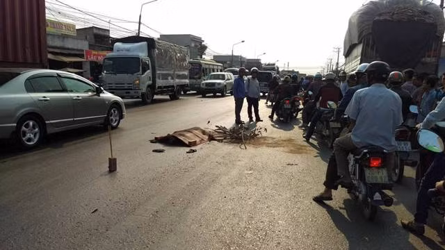 8. Đồng Nai: Xe container cán chết người rồi bỏ chạy Khoảng 15h45 ngày 12/4, trên quốc lộ 1A, đoạn qua xã Hố Nai 3, huyện Trảng Bom (Đồng Nai), một nam thanh niên điều khiển xe môtô BKS 83- 6008 lưu thông theo hướng từ huyện Trảng Bom về TP. Biên Hòa, khi đến địa điểm trên thì xảy ra va quẹt với một xe máy khác nên bị ngã xuống đường. Cùng lúc này, một chiếc xe container (chưa rõ BKS) từ phía sau lao tới tông mạnh vào nam thanh niên khiến nạn nhân tử vong tại chỗ. Sau khi gây tai nạn giao thông, tài xế chiếc xe container tiếp tục điều khiển xe bỏ chạy về hướng TP. Biên Hòa.