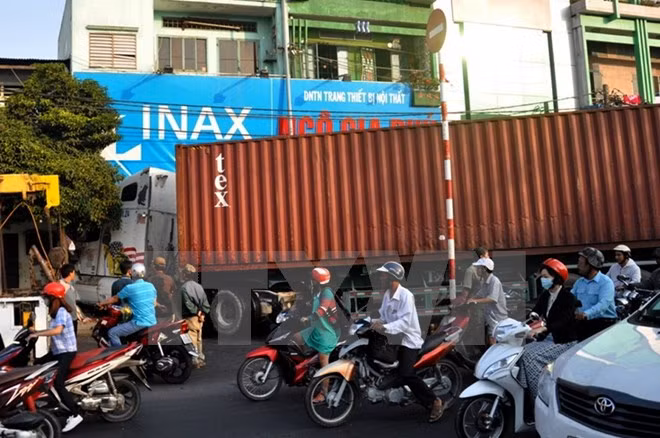 10. Xe chở container đứt rơmoóc gây tai nạn giao thông chết người Khoảng 11h30 ngày 13/4, tại đường Lê Thánh Tông, đoạn trước cổng cảng Đoạn Xá (Hải Phòng), xe đầu kéo mang biển kiểm soát 16H 7228 kéo theo rơmoóc mang biển kiểm soát 15R 01254 đang chở container lưu thông đến đoạn trước cổng cảng Đoạn Xá thì bất ngờ rơmoóc bị bung ra. Do đường bị dốc nên chiếc rơmoóc đã trôi ngược trở lại phía sau, cuốn một người đi xe đạp đi phía sau xe chở container vào gầm làm người này thiệt mạng ngay tại chỗ.