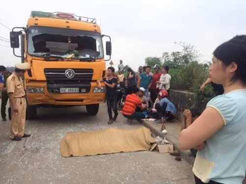 4. Hà Nội: Xe tải va chạm xe buýt, một phụ nữ tử vong tại chỗ Vào khoảng hơn 11h ngày 11/4 tại đường đê Long Biên - Xuân Quan (Hà Nội), ô tô tải 40 tấn khi đi đến vòng cua không giảm tốc độ đã đối đầu trực diện với xe buýt số 47 đi ngược chiều. Vụ va chạm làm vỡ kính xe tải, lái xe tải mất lái phi thẳng về phía trước, tông vào một phụ nữ đi xe máy đi cùng chiều phía trước khiến người này văng sang bên trái đường và tử vong tại chỗ.