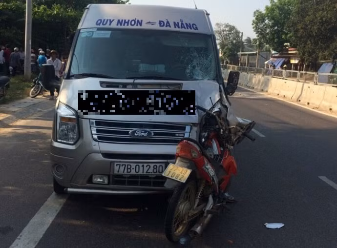 11. Đi ngược chiều trên QL1A, người đàn ông bị xe khách đâm tử vong Khoảng 14h40 ngày 14/4, tại km1192+900 trên tuyến QL1A thuộc địa phận thôn Phú Kim (xã Cát Trinh, huyện Phù Cát, Bình Định), ông Đặng Văn Năm (SN 1960, trú thôn Hội Sơn, xã Cát Sơn, huyện Phù Cát) điều khiển xe môtô BKS 77X9 – 1082 di chuyển trên QL1A theo hướng Bắc – Nam. Khi đến vị trí trên, ông Năm bị xe khách BKS 77B – 012.80 do ông Mang Ngọc Vũ (SN 1972, trú phường Bùi Thị Xuân, TP. Quy Nhơn, Bình Định) điều khiển chạy hướng ngược lại đâm trực diện. Hậu quả, ông Năm chết tại chỗ.