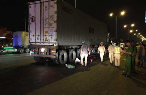 7. “Né” chốt CSGT, xe kẹp 3 đâm conntainer khiến 2 người chết Khoảng 23h ngày 11/4 trên QL1 giao với đường Tô Ngọc Vân (P. Thạnh Xuân, Q.12. TP.HCM), 3 nam thanh niên không đội mũ bảo hiểm lưu thông trên QL1A theo hướng từ ngã tư Bình Phước về cầu vượt An Sương. Khi đến giao lộ Tô Ngọc Vân, thấy phía trước có lực lượng CSGT đang làm nhiệm vụ nên 3 thanh niên trên cuống cuồng cúp đầu xe ngang đường để vòng lại thì đâm vào xe container BKS 51C – 696.24. Hậu quả, container kéo lê cả 3 người trên xe máy đi một đoạn. Được biết, 1 nạn nhân tử vong tại chỗ, 1 người khác tử vong tại bệnh viện và 1 người nguy kịch.