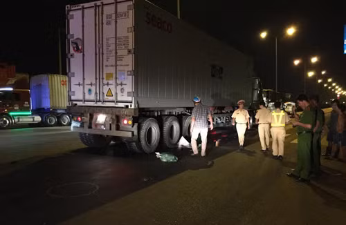 7. “Né” chốt CSGT, xe kẹp 3 đâm conntainer khiến 2 người chết Khoảng 23h ngày 11/4 trên QL1 giao với đường Tô Ngọc Vân (P. Thạnh Xuân, Q.12. TP.HCM), 3 nam thanh niên không đội mũ bảo hiểm lưu thông trên QL1A theo hướng từ ngã tư Bình Phước về cầu vượt An Sương. Khi đến giao lộ Tô Ngọc Vân, thấy phía trước có lực lượng CSGT đang làm nhiệm vụ nên 3 thanh niên trên cuống cuồng cúp đầu xe ngang đường để vòng lại thì đâm vào xe container BKS 51C – 696.24. Hậu quả, container kéo lê cả 3 người trên xe máy đi một đoạn. Được biết, 1 nạn nhân tử vong tại chỗ, 1 người khác tử vong tại bệnh viện và 1 người nguy kịch.