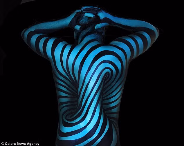 Những tác phẩm tranh 3D trên cơ thể của Natalie tạo ra ảo giác khiến người xem không dám tin vào mắt của họ.