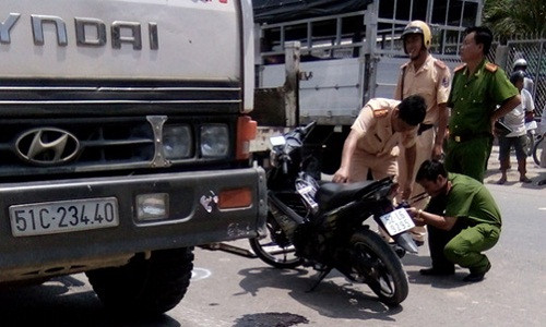 Thieu uy Canh sat hinh su tu vong sau tai nan giao thong