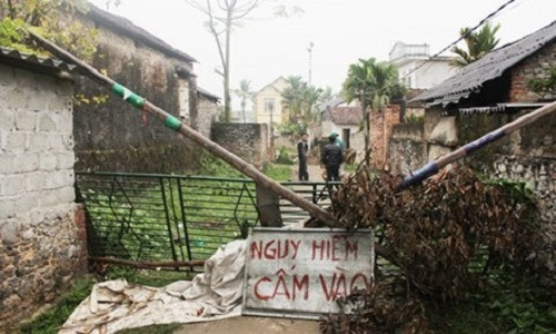 Chính quyền địa phương lập biển báo nguy hiểm sau vụ sụt lún ngày 2/4.