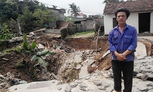 Sân nhà anh Bắc bị sụt lở hoàn toàn.