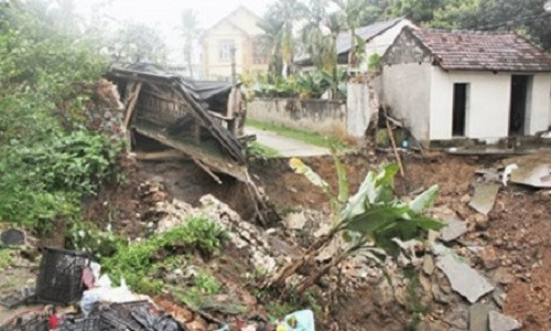 "Hố tử thần" nuốt chửng nhà cửa, đường sá.