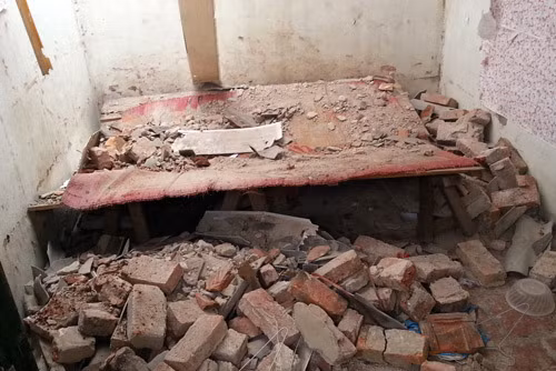 8. Sập nhà, một sinh viên tử vong Khoảng 5h sáng 9/7/2013, nhiều người dân thôn Bầu, xã Kim Chung (Đông Anh, Hà Nội) bị đánh thức bởi tiếng động lớn khi mái của ngôi nhà hai tầng sập xuống. Một nam thanh niên trong phòng trọ ở cuối dãy bị bức tường đổ vào và tử vong trên đường cấp cứu, còn một nữ công nhân ở trọ ở phòng ngoài cùng chỉ bị thương nhẹ. Nam thanh niên tử vong là Trần Hữu Đại (25 tuổi, quê Thanh Hóa), sinh viên ĐH Xây dựng. Phòng trọ của Đại có 3 người nhưng hai sinh viên khác đang nghỉ hè, còn Đại ở lại vừa học vừa làm công nhân trong khu công nghiệp ở Kim Chung. Nạn nhân đã có vợ và một con 5 tháng tuổi.