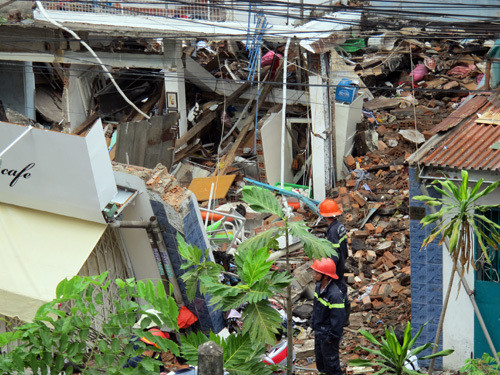 9. Đêm định mệnh cướp 10 sinh mạng ở Sài Gòn Khoảng 0h30 ngày 24/2, sau hai tiếng nổ lớn3 căn nhà (trong đó một căn ngăn đôi) tại hẻm 384 Nam Kỳ Khởi Nghĩa (phường 8, quận 3, TP HCM) bị sập. 0 người đã tử nạn, trong đó có cả gia đình ông Phương (Giám đốc công ty chuyên làm làm các hiệu ứng khói lửa phim trường) gồm vợ chồng ông và 3 con đều thiệt mạng. Gần 100 cảnh sát cứu hộ được huy động để tìm kiếm những người mất tích. Đến 5h sáng, nhiều vật dụng có hình dáng như súng và lựu đạn từ đống đổ nát của nhà số 7A được đưa ra ngoài.