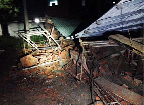 3. Sập nhà ở Sài Gòn, 11 người bị thương Khoảng 15h ngày 5/11/2015, trong lúc nhiều thợ xây đang làm việc và một số người buôn bán trú mưa ở căn nhà đang xây nằm ở ấp 2, xã Vĩnh Lộc B (huyện Bình Chánh, TP.HCM), thì phần mái căn nhà bất ngờ đổ ập xuống đè chết anh Nguyễn Văn Dũng (39 tuổi), và làm 10 người khác bị thương phải nhập viện cấp cứu ở Bệnh viện quận Bình Tân.