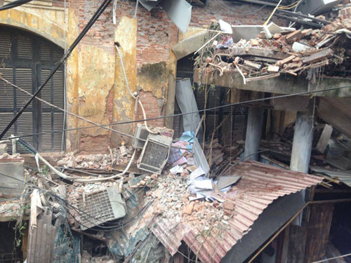 6. Sập nhà cổ tại 107 Trần Hưng Đạo, 8 người thương vong Khoảng 12h45 ngày 22/9/2015, ngôi nhà 2 tầng nổi, một tầng hầm nằm trong ngõ cách mặt đường Trần Hưng Đạo chừng 50 m tại số 105-107 Trần Hưng Đạo, quận Hoàn Kiếm, Hà Nội bất nờ đổ sập toàn bộ tầng 2, gạch vữa, mái tôn đổ xuống xâm lấn lối đi, vốn là nơi họp chợ; đè bẹp nhiều công trình phụ trợ của tòa nhà phía sau và hai bên. Nạn nhân thứ 8 và có thể là cuối cùng được tìm thấy lúc 17h45 cùng ngày nhưng đã tử vong nâng tổng số người chết trong vụ sập biệt thự Pháp cổ ở lên con số 2, số người bị thương là 6 người.