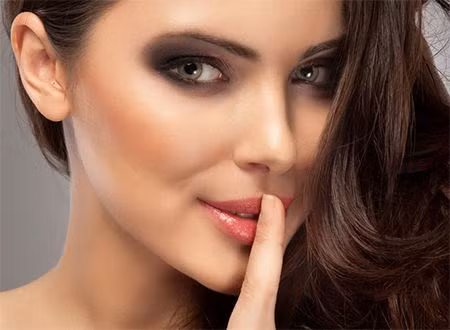 Mái tóc có màu tự nhiên. Hầu hết những người đàn ông, dù là ở phương Đông hay phương Tây đều cho biết rằng bản thân họ thích những cô gái có màu tóc tự nhiên. Để lý giải cho điều này, họ cho rằng: “Phụ nữ có một mái tóc dài thường là những cô gái đơn giản và biết cách khiến chúng tôi hạnh phúc. Sẽ càng tuyệt vời hơn nếu mái tóc của cô ấy có màu tự nhiên chứ không phải là do hóa chất mang lại”.