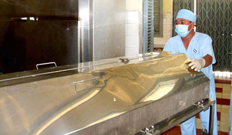 Để liên hệ với những nhân viên tại nhà xác này mất rất nhiều thời gian vì họ khá kiệm lời, không thích lên báo do sợ người quen dị nghị. Ảnh minh họa.