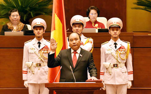 5. Ông Nguyễn Xuân Phúc được bầu làm Thủ tướng Chính phủ Sáng 7/4, Trưởng ban kiểm phiếu Huỳnh Văn Tí đã công bố kết quả bầu Thủ tướng Chính phủ đối với đồng chí Nguyễn Xuân Phúc. Theo đó, tổng số đại biểu có mặt là 490, số phiếu phát ra, thu về và hợp lệ đều là 490. Có 446 đại biểu đồng ý (bằng 90,28% tổng số đại biểu). Như vậy, căn cứ vào Nội quy kỳ họp, đồng chí Nguyễn Xuân Phúc đã trúng cử chức vụ Thủ tướng Chính phủ nước Cộng hoà xã hội chủ nghĩa Việt Nam.