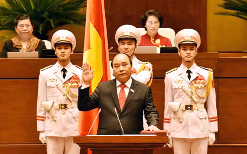 5. Ông Nguyễn Xuân Phúc được bầu làm Thủ tướng Chính phủ Sáng 7/4, Trưởng ban kiểm phiếu Huỳnh Văn Tí đã công bố kết quả bầu Thủ tướng Chính phủ đối với đồng chí Nguyễn Xuân Phúc. Theo đó, tổng số đại biểu có mặt là 490, số phiếu phát ra, thu về và hợp lệ đều là 490. Có 446 đại biểu đồng ý (bằng 90,28% tổng số đại biểu). Như vậy, căn cứ vào Nội quy kỳ họp, đồng chí Nguyễn Xuân Phúc đã trúng cử chức vụ Thủ tướng Chính phủ nước Cộng hoà xã hội chủ nghĩa Việt Nam.