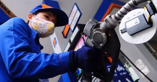 4. Giá xăng tiếp tục tăng hơn 500 đồng/lít Từ 17h ngày 5/4, giá bán lẻ mỗi lít xăng RON 92 sẽ được điều chỉnh lên mức tối đa 14.940 đồng, xăng E5 là 14.442 đồng, các mặt hàng dầu giữ nguyên giá. Đây là lần tăng thứ hai liên tiếp của giá bán lẻ xăng dầu, sau lần điều chỉnh ngày 21/3/2016.