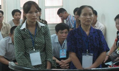 Mẹ con bị cáo Đàm Thị Thư tại phiên tòa phúc thẩm, chiều 12/4