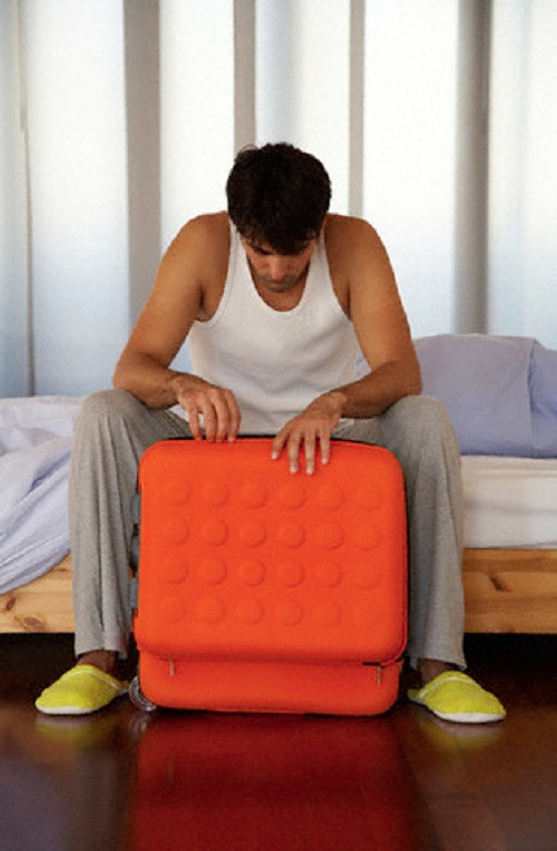 Chiec va li cua vo va nhung tui ni long ky quai