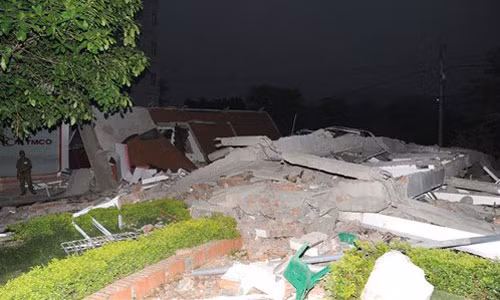 10. Cao Bằng: Đổ sập nhà 5 tầng giữa phố sầm uất, vùi lấp 6 người Khoảng 3h sáng ngày 17/4/2016 khiến một ngôi nhà 5 tầng (tại tổ 30, phường Hợp Giang, thành phố Cao Bằng) sụp đổ làm ít nhất 6 người trong gia đình ông Nguyễn Hữu Điếm (SN 1944, cán bộ nghỉ hưu) bị vùi lấp. Trong đó, có 3 người tử vong tại chỗ là ông Điếm; bà Nguyễn Thị Huệ (SN 1944, vợ ông Điếm); chị Hoàng Thị Duyên, (SN 1978, con dâu ông Điếm). Con trai ông Điếm là anh Nguyễn Hoài Đức (SN 1975) và 2 cháu nội à Nguyễn Đức Anh (SN 2010) và Nguyễn Hoàng Anh (SN 2013) được cứu sống trong tình trạng bị thương nặng.